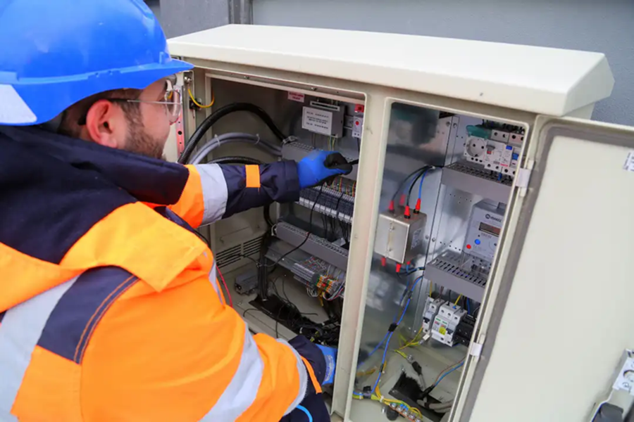 Systemy sieci elektrycznych – jak uniknąć kosztownych przestojów?