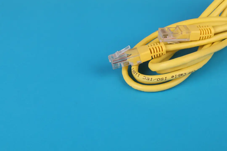 Kabel miedziany do internetu w infrastrukturze budynkowej – parametry, kategorie i planowanie