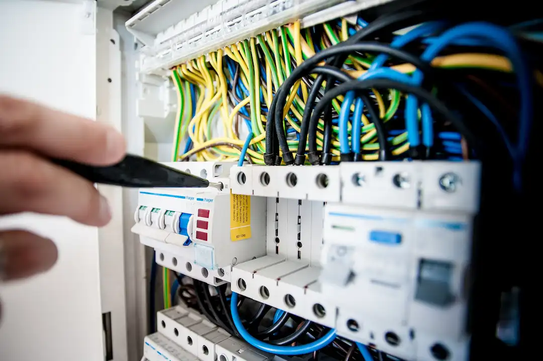 Systemy sieci elektrycznych &ndash; jak uniknąć kosztownych przestoj&oacute;w?