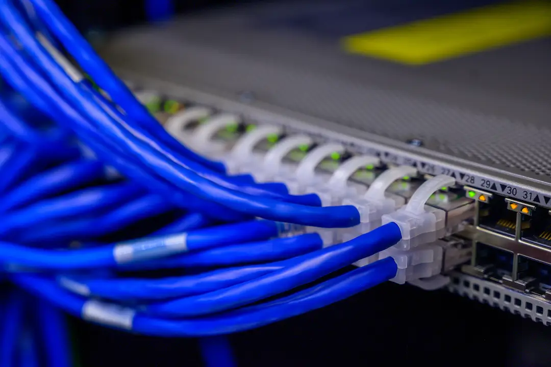 Kabel miedziany do internetu w infrastrukturze budynkowej – parametry, kategorie i planowanie