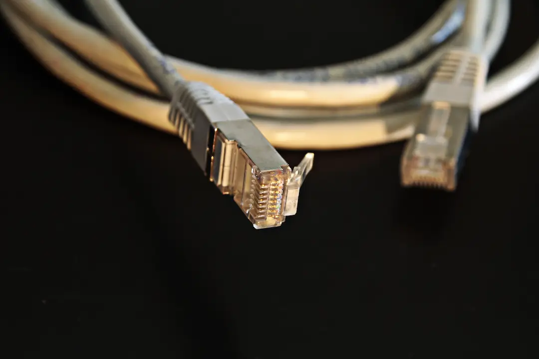 Kabel miedziany do internetu w infrastrukturze budynkowej – parametry, kategorie i planowanie